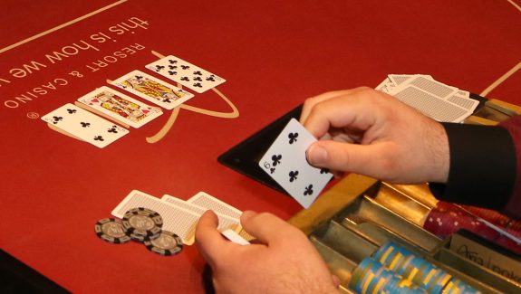 The Hard Truth Of Poker - Dan Kehidupan: Anda Tidak Pernah Karena Karena Kartu Baik