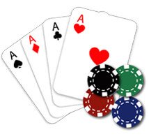 Empat Kartu Poker Tersebar dengan Chips Kasino Berwarna di Samping