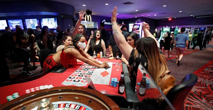 Vegas Dibuka Kembali untuk Pemain Poker dan Poker Online Memukul Ketinggian Baru