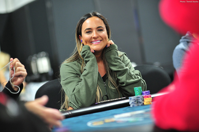 Kami Hudson Menemukan Kepuasan Dalam Poker, Kebahagiaan Di Honduras