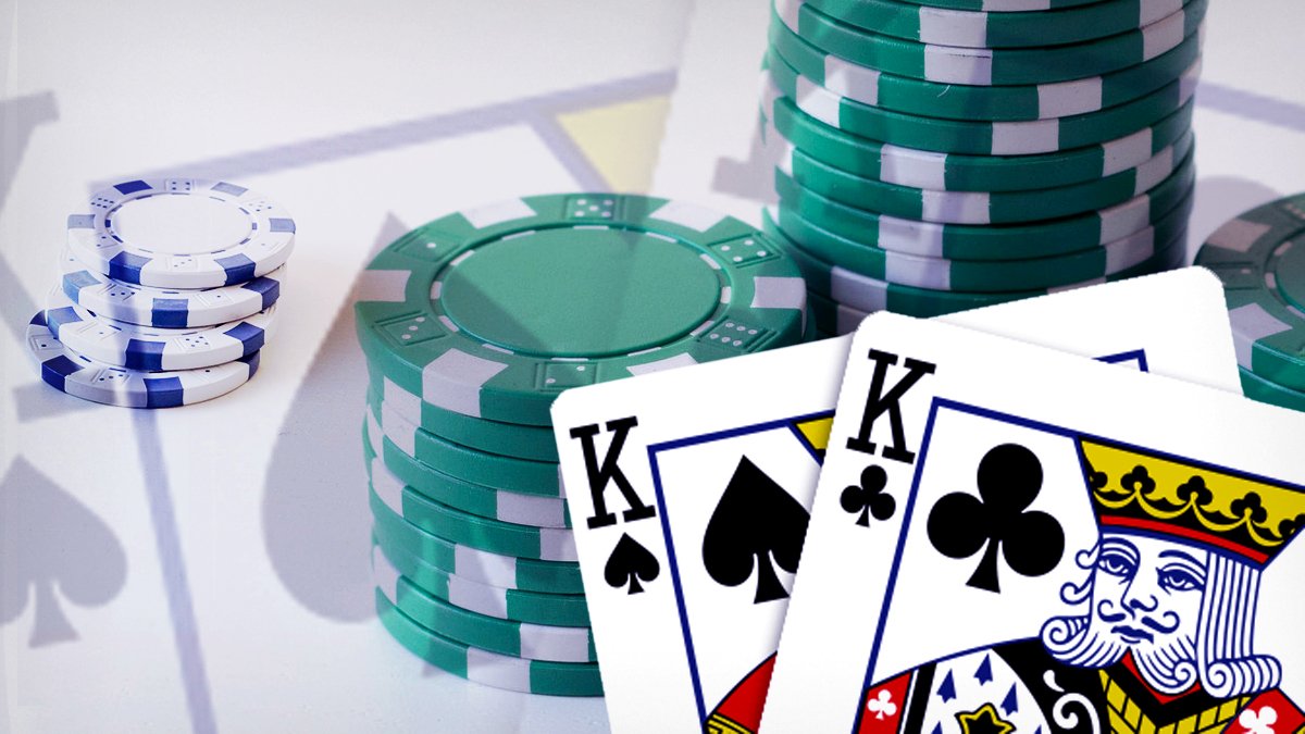 Pair of Kings Dengan Background Chip Poker