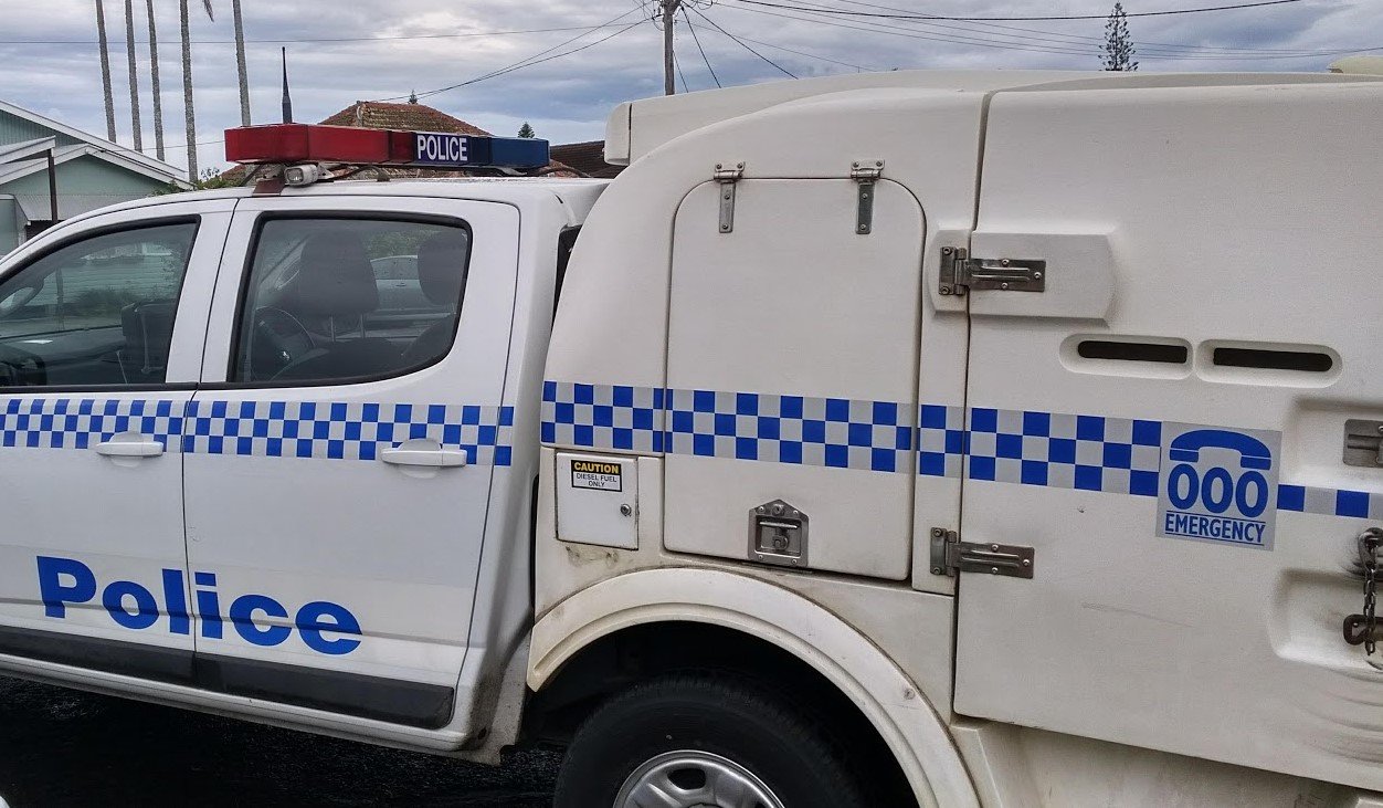 Polisi menuntut setelah senapan, mesin poker dan obat terlarang disita di Sydney barat