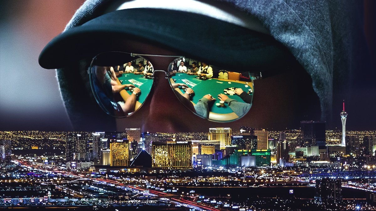 Las Vegas Skyline Dengan Pemain Poker Memakai Kacamata Hitam di Cakrawala