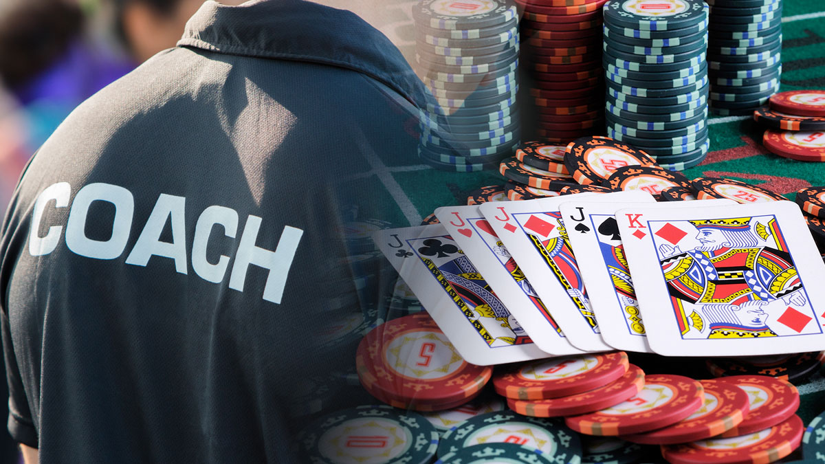 Pria Mengenakan Kemeja Pelatih Dengan Gambar Kartu Poker dan Keripik