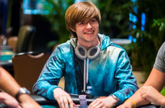 Kekayaan Bersih Charlie Carrel: Superstar Poker Inggris