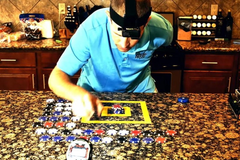 Saksikan: Man menumpuk 48 chip poker dalam 30 detik untuk catatan Guinness