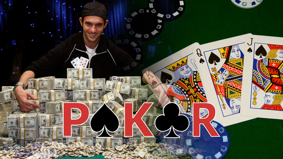 Pria Yang Duduk Dengan Setumpuk Uang Tunai dan Gambar Tiga Kartu Poker