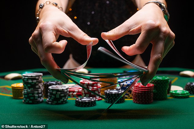 Saat kasino dibuka, dealer akan membagikan kartu menghadap ke atas sebagai bagian dari tindakan pengamanan untuk menghentikan pemain menyentuh kartu