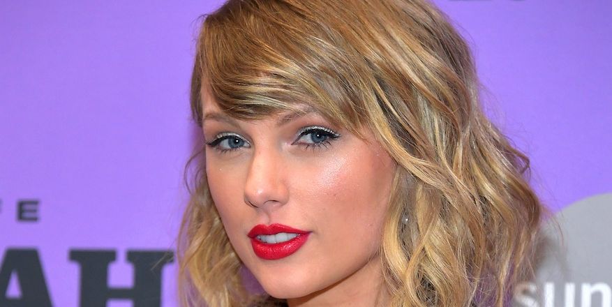 Taylor Swift baru saja mengunjungi kembali tahun 00-an dengan rambut lurus seperti poker dan pinggiran