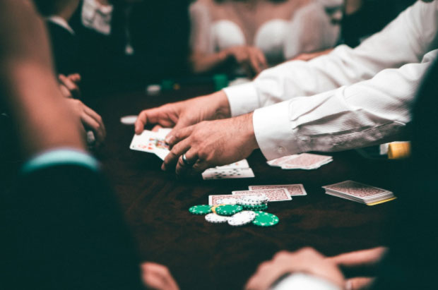 Apa Perbedaan Poker Online dari Game At-the-Table