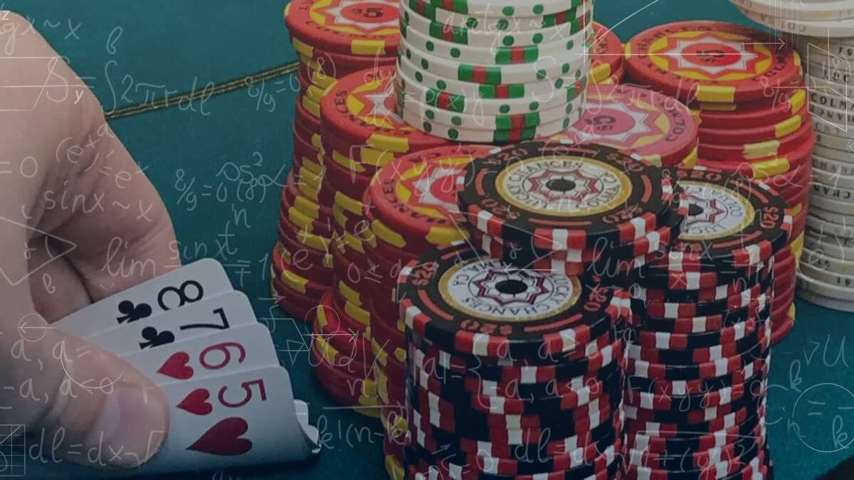 Batasi Meja Poker Omaha Dengan Keripik Kasino dan Satu Tangan Memegang 4 Kartu