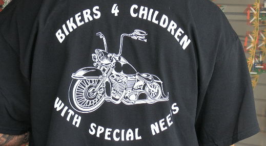 Bikers 4 Anak Berkebutuhan Khusus memegang poker run untuk pusat Steps and Strides
