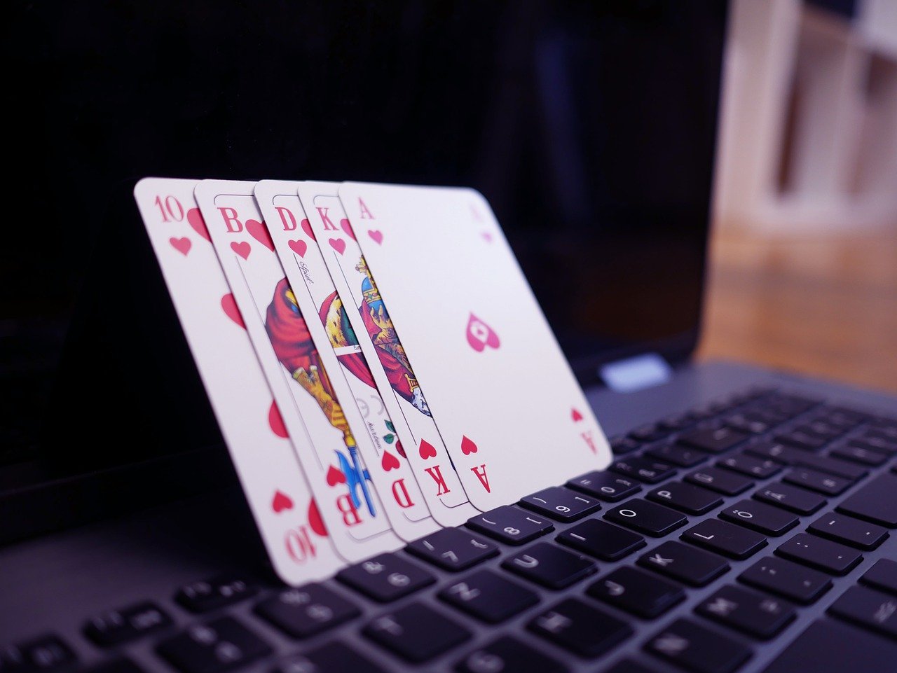 Mengapa Poker Online Lebih Nyaman untuk Orang-orang Dibandingkan Poker Sungguhan?
