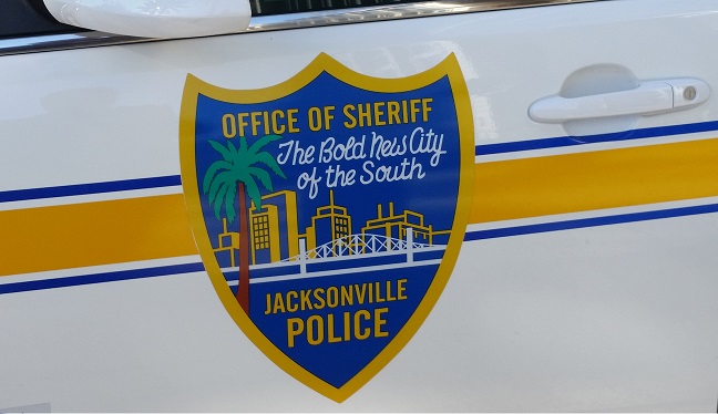 Petugas Jacksonville ditangkap setelah memukul tersangka yang diborgol di luar Ruang Poker - Action News Jax