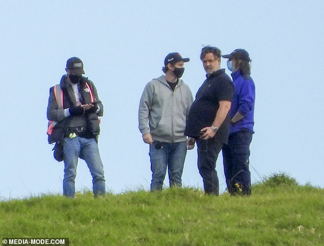 Bekerja keras: Russell Crowe telah mulai syuting film barunya Poker Face di NSW South Coast. Aktor Australia kelahiran Selandia Baru, yang mengarahkan dan membintangi film thriller psikologis, terlihat di lokasi syuting di sebuah rumah tepi pantai di Kiama pada hari Selasa.